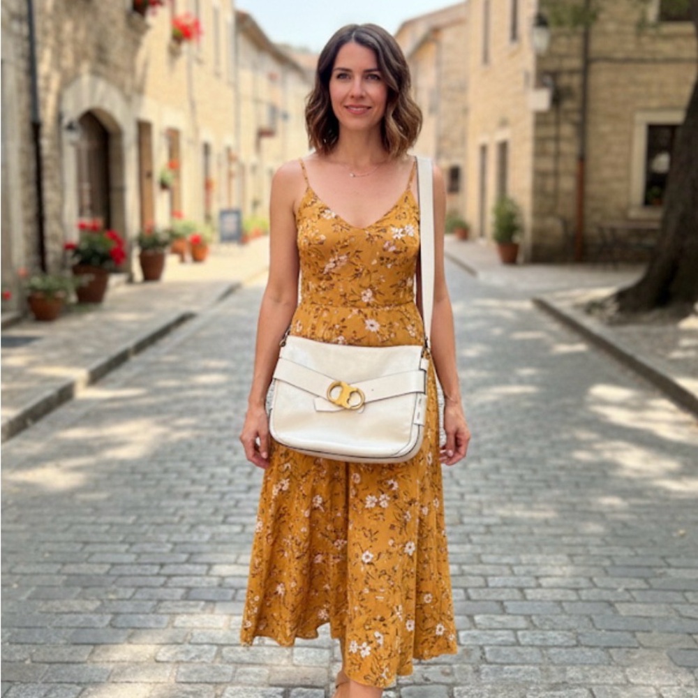 Tory Burch Cream Crossbody Bag with Gold Accent - Picture 2 of 12